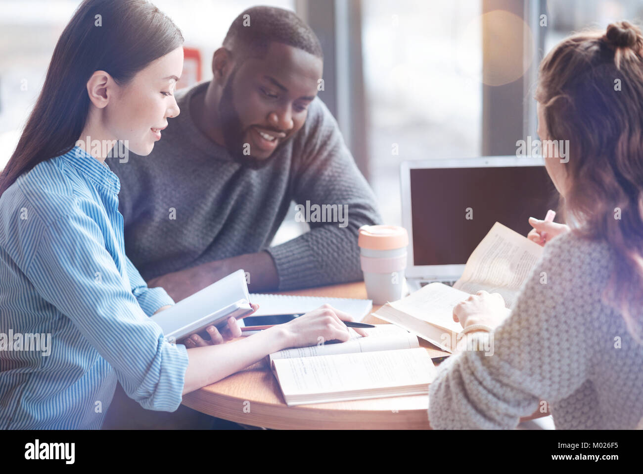 Aufmerksame männliche Person lesen erforderlichen Informationen Stockfoto