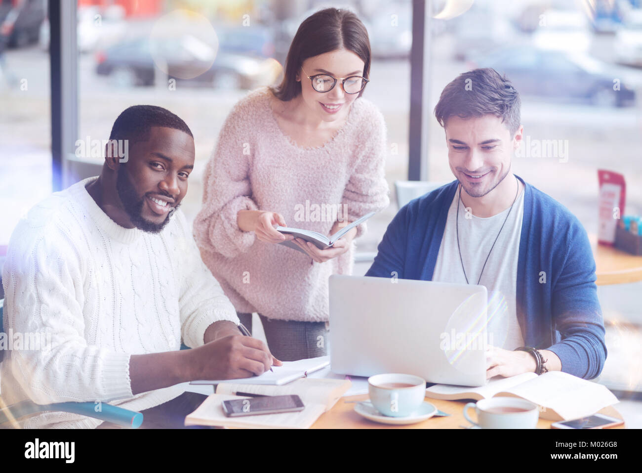 Internationale Mann auf Kamera posieren begeistert Stockfoto