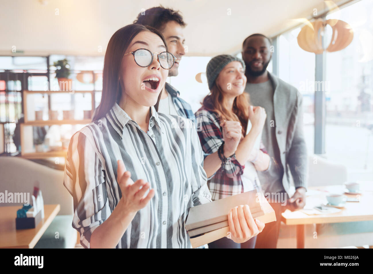 Überrascht koreanisches Mädchen Gefühl Glück Stockfoto