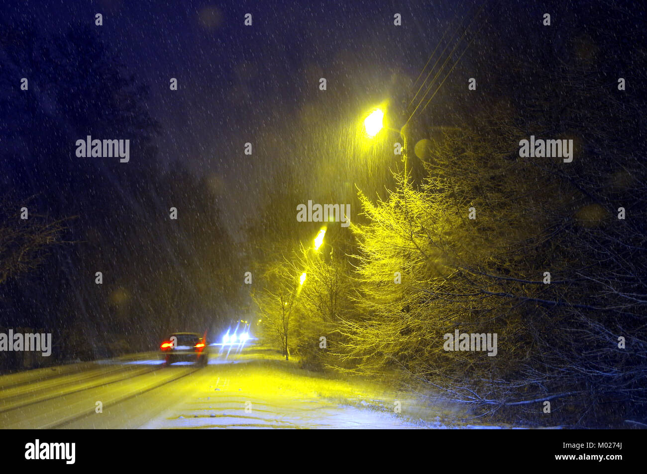 Winter in der Stadt bei Nacht mit Schnee-gestöber Wetter. Schwierige Fahrbedingungen. Stockfoto