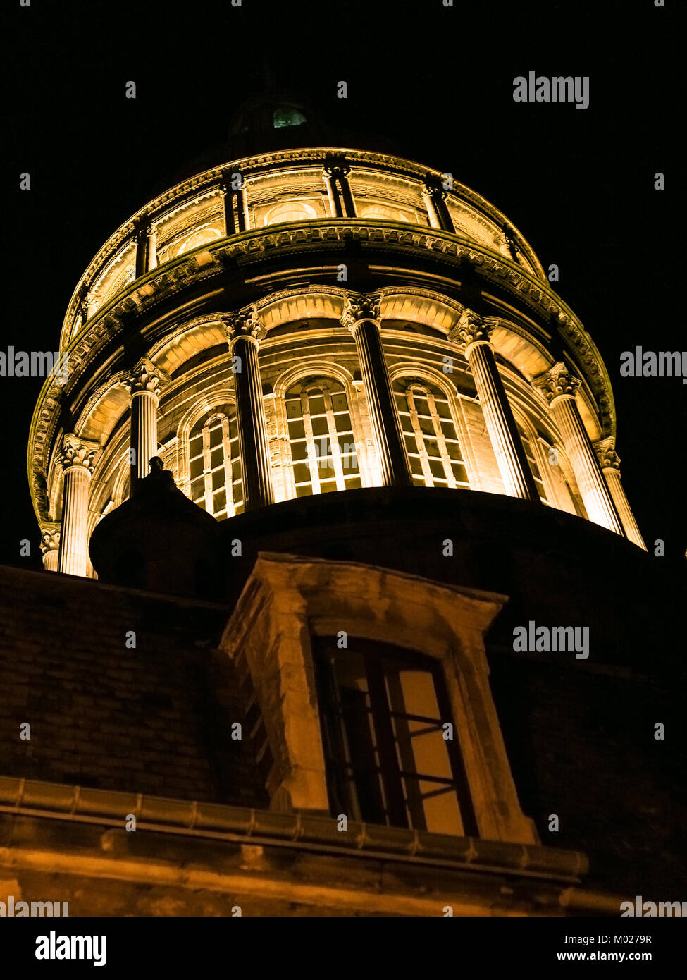 Reisen nach Frankreich - beleuchtete Turm der Basilika Notre-Dame de Boulogne in Boulogne-sur-Mer Stadt im Sommer Nacht Stockfoto