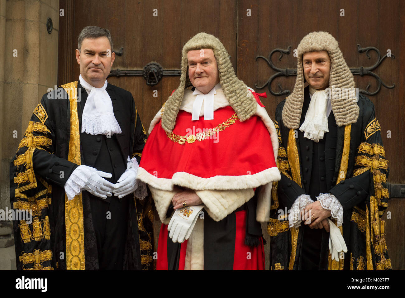 Herr Bundeskanzler David Gauke (links) posiert für ein Foto mit Lord Chief Justice Herr Thomas von Cwmgiedd (Mitte) und Master der Rollen Sir Terence Etherton (rechts), als er für seine Vereidigung ankommt - in der Zeremonie an der Royal Courts of Justice in London. Stockfoto