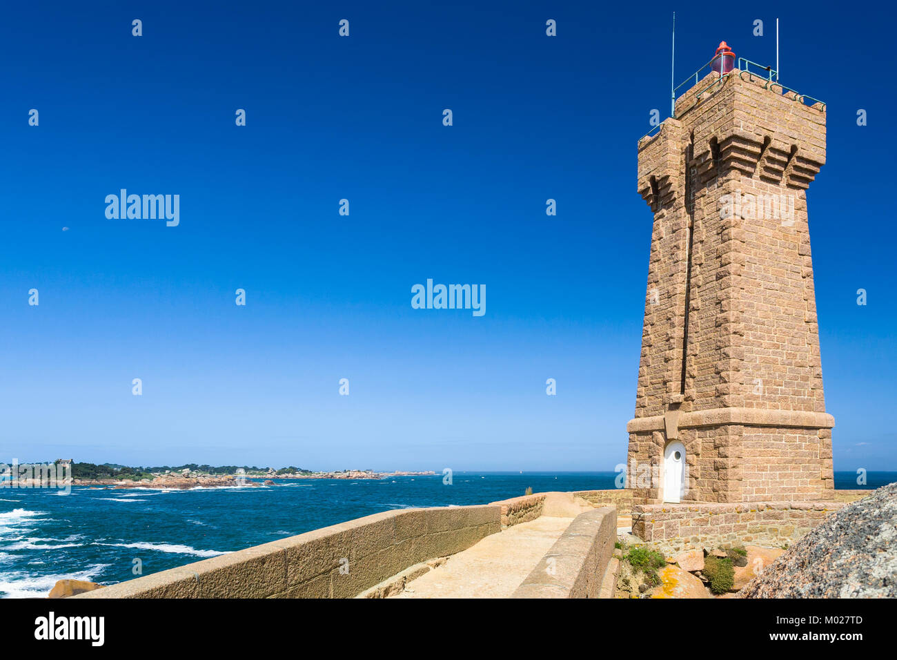 Reisen nach Frankreich - Gebäude der mittleren Ruz Leuchtturm in Ploumanac'h Website auf Englisch Channe Küste in Perros-Guirec Kommune auf rosa Granit Küste der Cotes- Stockfoto