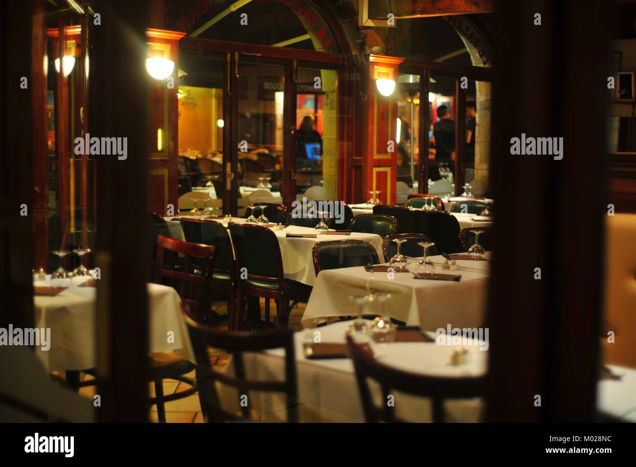 Sehr gemütliches und elegantes Restaurant im historischen Zentrum von Lyon, Frankreich. Stockfoto