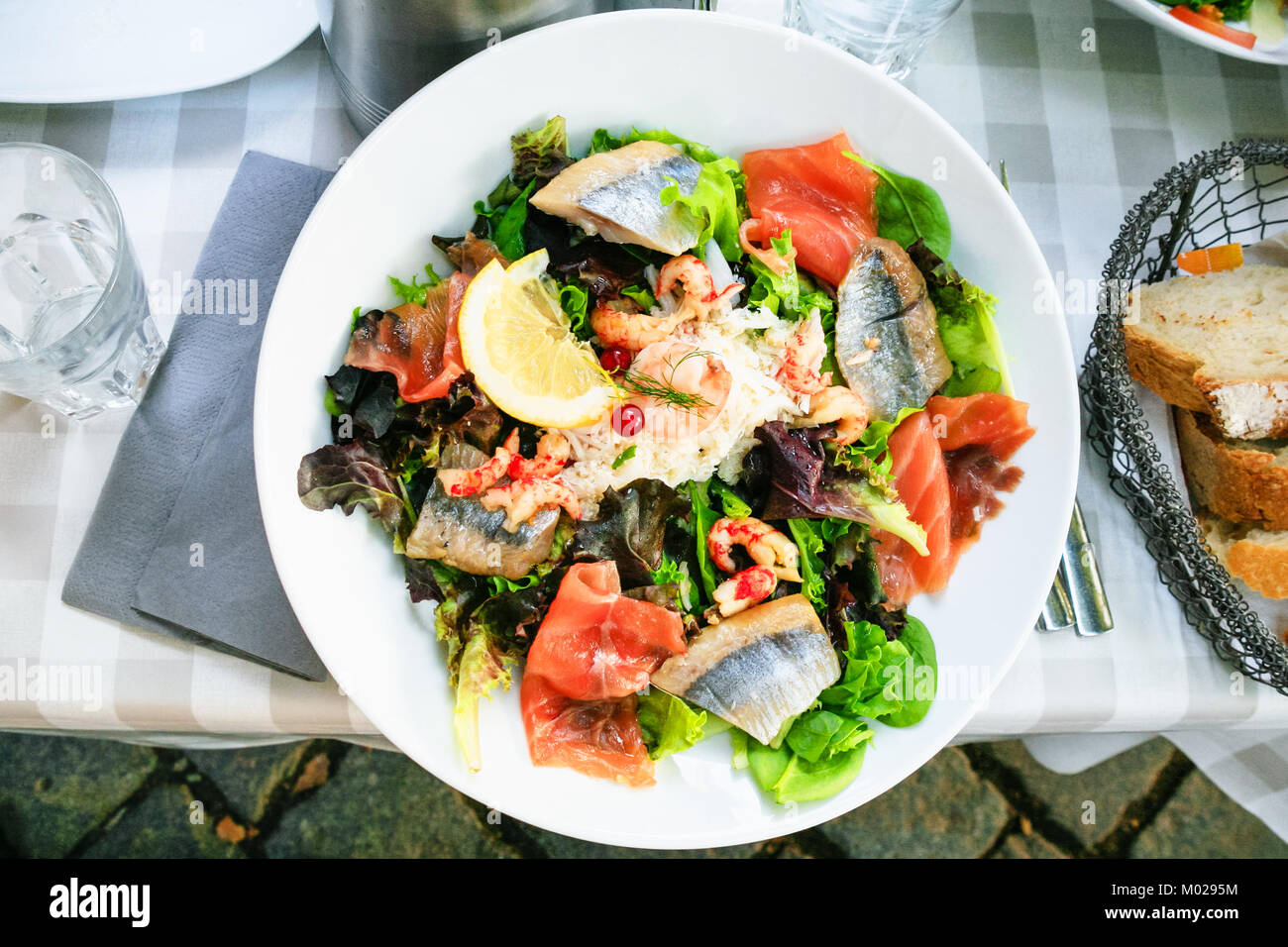 Reisen nach Frankreich - Blick von oben auf die Platte mit großer Salat mit Fisch in Outdoor Cafe in der Stadt Straßburg im Elsass Stockfoto