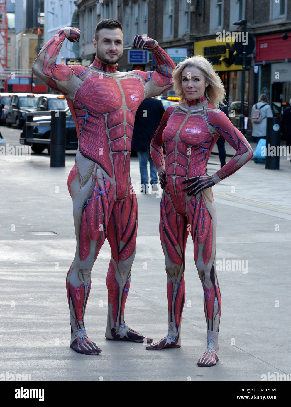 Nell McAndrew und Arzt Emil Hodzovic tragen 'inneren Körper passt', der die Innenseite des menschlichen Körpers, zu einem fotoshooting an der Liverpool Street Station, London, um für die Einführung eines Pop up' in 'gym Erstellt von Blut testen Firma Medichecks bietet Pendlern eine innere - Körper Gesundheit MOT. Stockfoto