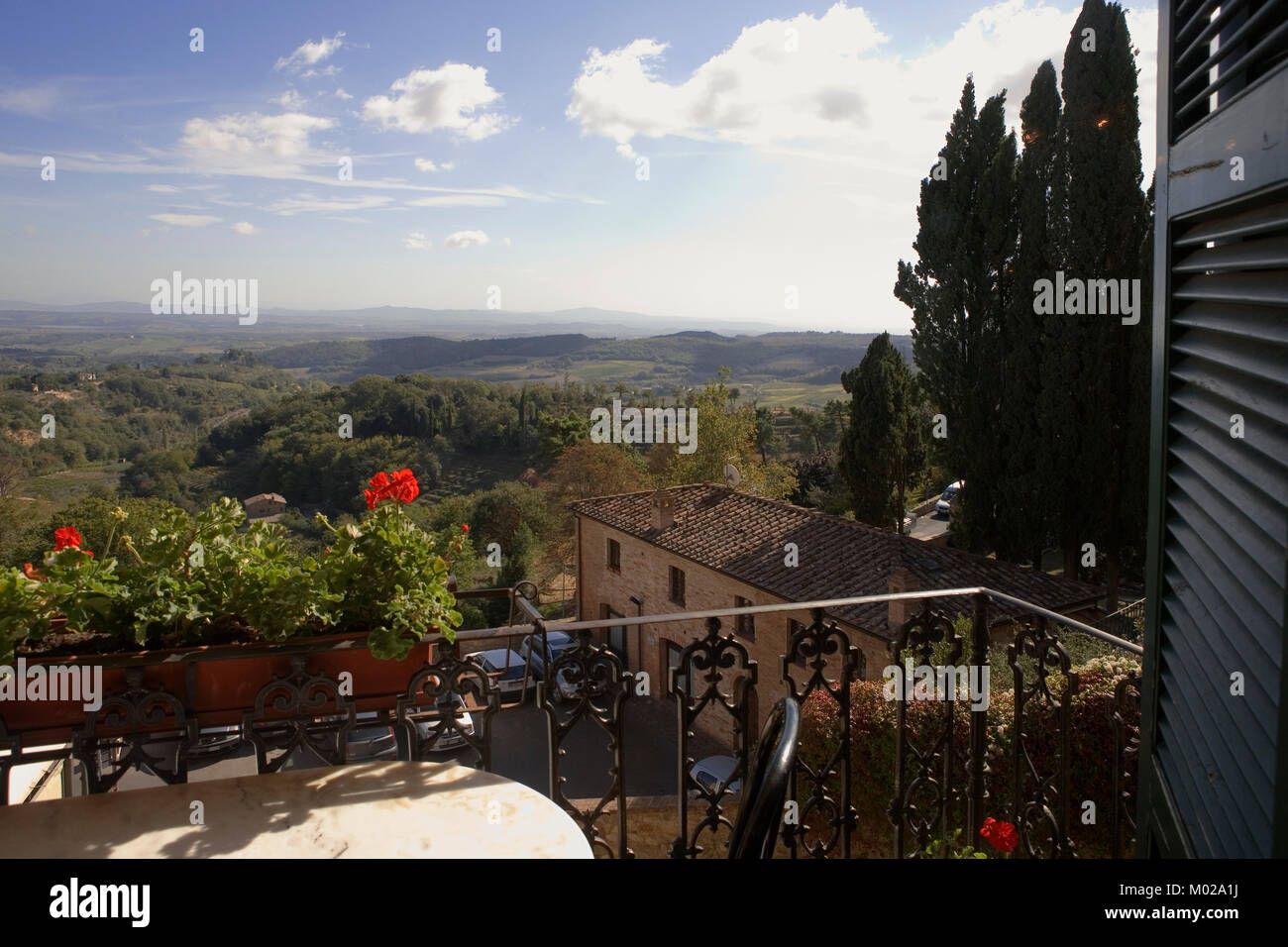 Die Caffé Poliziano, Via di Voltaia Nel Corso, Montepulciano, Toskana, Italien: Blick auf die Valdichana aus einem Fenster des berühmten Jugendstil Café Stockfoto