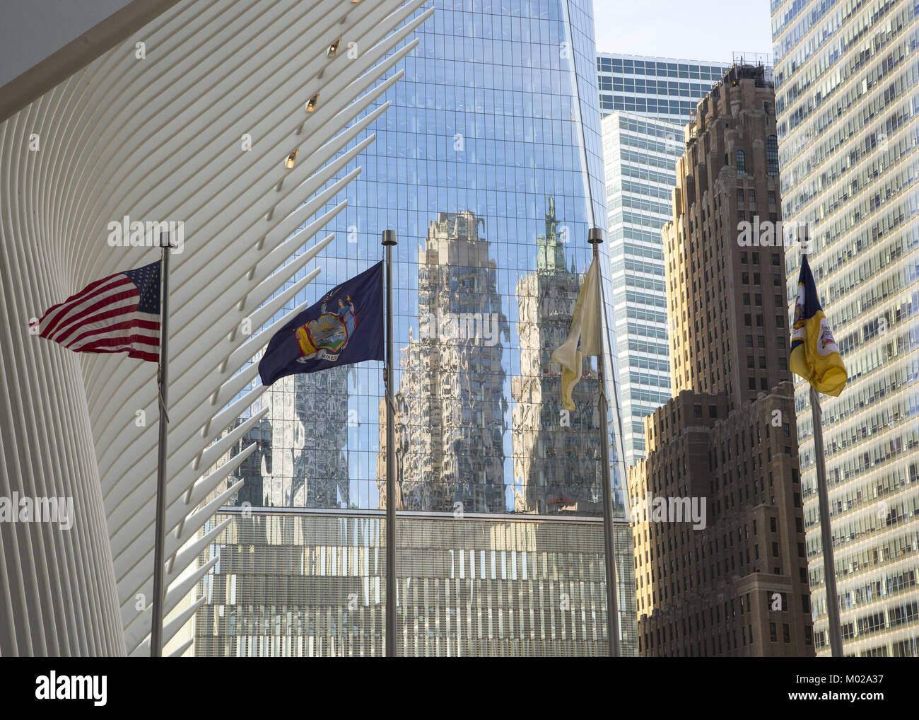 Reflexionen von Gebäuden in der Vorderwand des 1 World Trade Center mit einem Flügel des Oculus Mall heraus schießen aus dem, wie der amerikanische, New York links Stockfoto