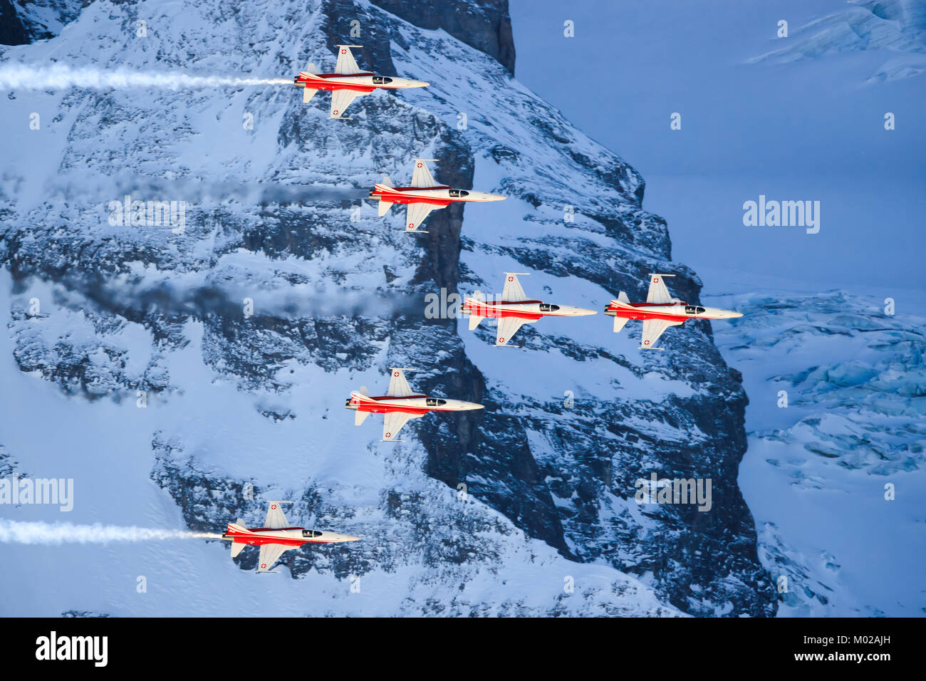 Lauberhorn/Schwitzlerand Januar 17, 2018: SIWSS C-Serie und Swis-Airforce Durchführen einer Air Show am Lauberhorn Ski World Cup. Stockfoto