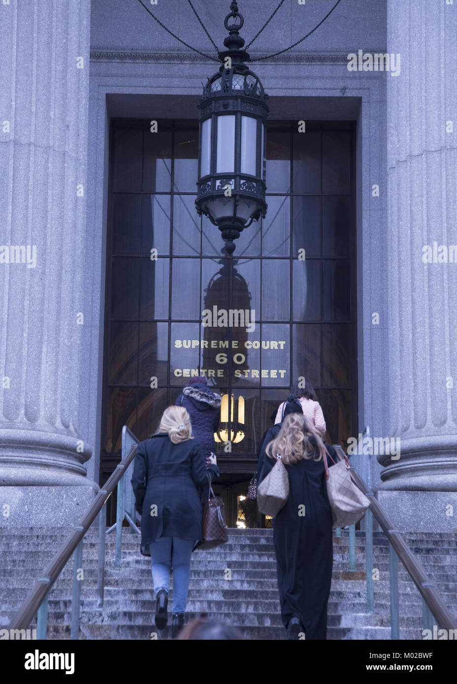 Menschen gehen Sie die Schritte der New York Supreme Court Gebäude auf Foley Square in Manhattan zu gelangen. Stockfoto