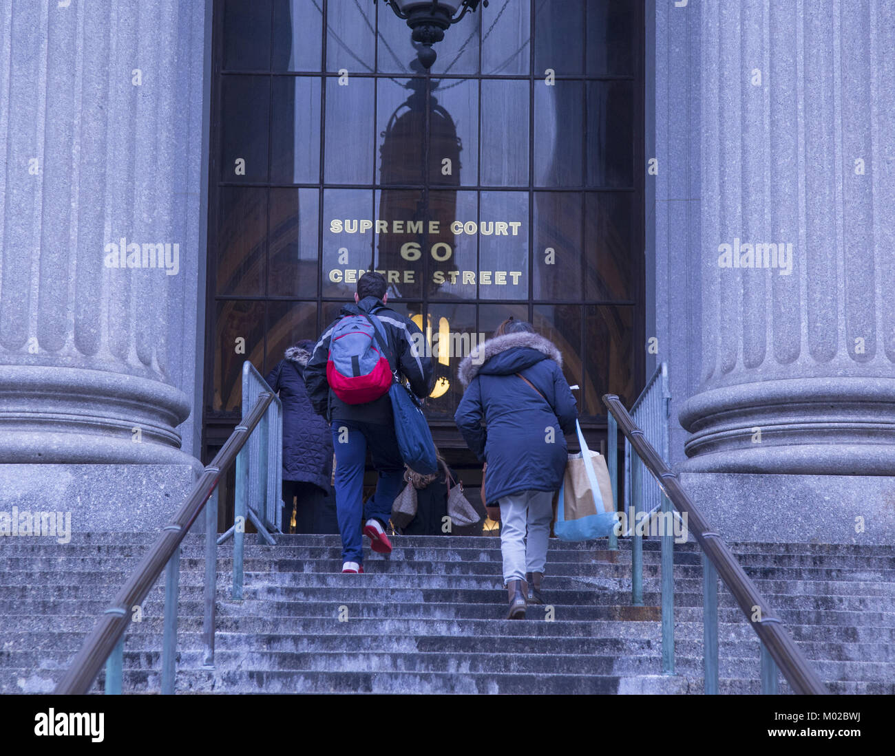 Menschen gehen Sie die Schritte der New York Supreme Court Gebäude auf Foley Square in Manhattan zu gelangen. Stockfoto