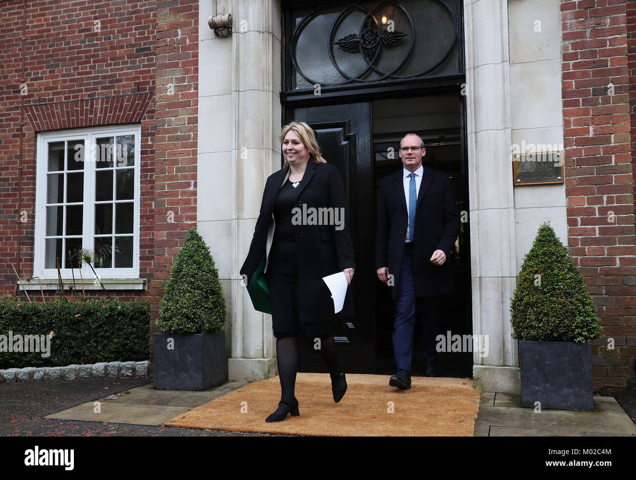 Nordirland Sekretärin Karen Bradley und irische Außenminister Simon Coveney erreichen die Medien in Stormont in Belfast, wo sie angekündigt neue politische Gespräche zur Wiederherstellung powersharing in Nordirland zu sprechen. Datum: Donnerstag, 18. Januar 2018. Bradley beschrieb die Verhandlungen, die nächsten Mittwoch, da die letzte Gelegenheit, die dezentralen Einrichtungen in Belfast wieder zu beleben. Siehe PA Geschichte ULSTER Politik. Photo Credit: Brian Gesetzlosen/PA-Kabel Stockfoto Nordirland Sekretärin Karen Bradley und irische Außenminister Simon Coveney erreichen die Medien in Stormont in Belfast, wo sie angekündigt neue politische Gespräche zur Wiederherstellung powersharing in Nordirland zu sprechen. Datum: Donnerstag, 18. Januar 2018. Bradley beschrieb die Verhandlungen, die nächsten Mittwoch, da die letzte Gelegenheit, die dezentralen Einrichtungen in Belfast wieder zu beleben. Siehe PA Geschichte ULSTER Politik. Photo Credit: Brian Gesetzlosen/PA-Kabel Stockfoto