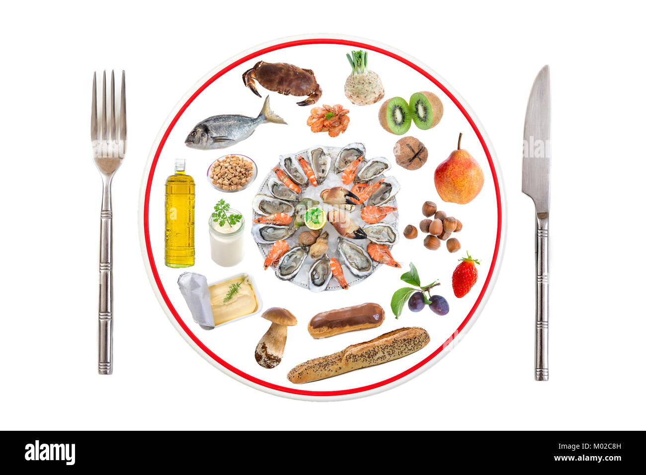 Allergie essen Konzept. Verschiedene allergene Lebensmittel auf dem Teller mit Messer und Gabel auf weißem Hintergrund vorbereiten Stockfoto