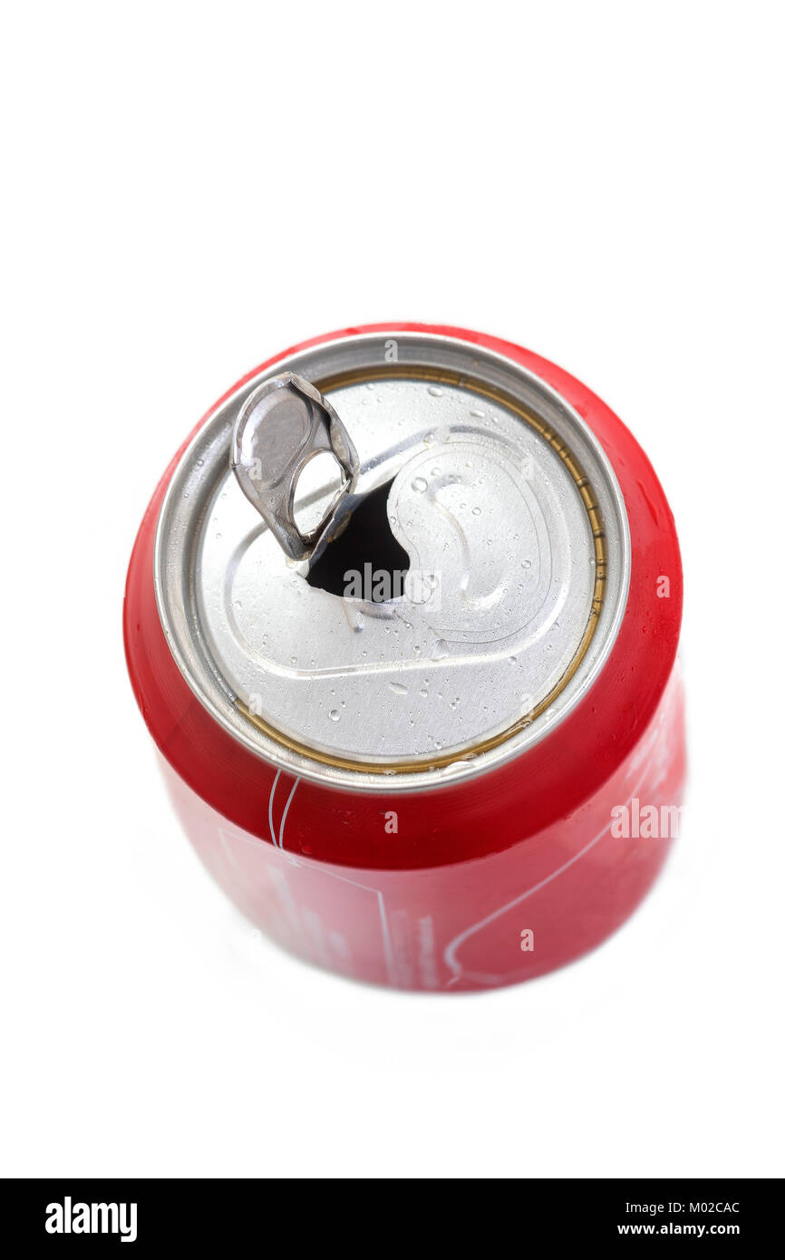 Nahaufnahme von einem roten Soda können mit Lasche mit Kondensation mit Kopie Raum isoliert auf weißem Hintergrund geöffnet. Stockfoto