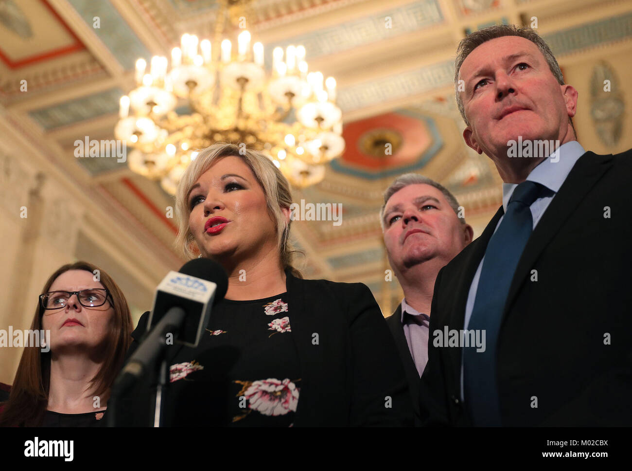 Sinn Feins Nordirland Leader Michelle O'Neill sprechen in der Großen Halle in Stormont nach Nordirland Sekretärin Karen Bradley und irische Außenminister Simon Coveney frische Runde der politischen Gespräche zur Wiederherstellung powersharing in Nordirland angekündigt. Datum: Donnerstag, 18. Januar 2018. Bradley beschrieb die Verhandlungen, die nächsten Mittwoch, da die letzte Gelegenheit, die dezentralen Einrichtungen in Belfast wieder zu beleben. Siehe PA Geschichte ULSTER Politik. Photo Credit: Brian Gesetzlosen/PA-Kabel Stockfoto Sinn Feins Nordirland Leader Michelle O'Neill sprechen in der Großen Halle in Stormont nach Nordirland Sekretärin Karen Bradley und irische Außenminister Simon Coveney frische Runde der politischen Gespräche zur Wiederherstellung powersharing in Nordirland angekündigt. Datum: Donnerstag, 18. Januar 2018. Bradley beschrieb die Verhandlungen, die nächsten Mittwoch, da die letzte Gelegenheit, die dezentralen Einrichtungen in Belfast wieder zu beleben. Siehe PA Geschichte ULSTER Politik. Photo Credit: Brian Gesetzlosen/PA-Kabel Stockfoto