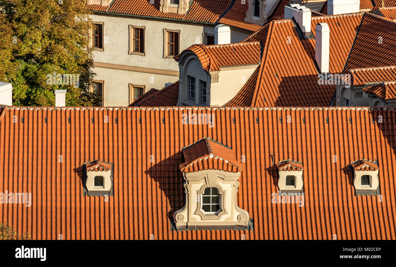 Rote Terrakotta-Dächer in Prag, Prag Tschechische Republik Stockfoto