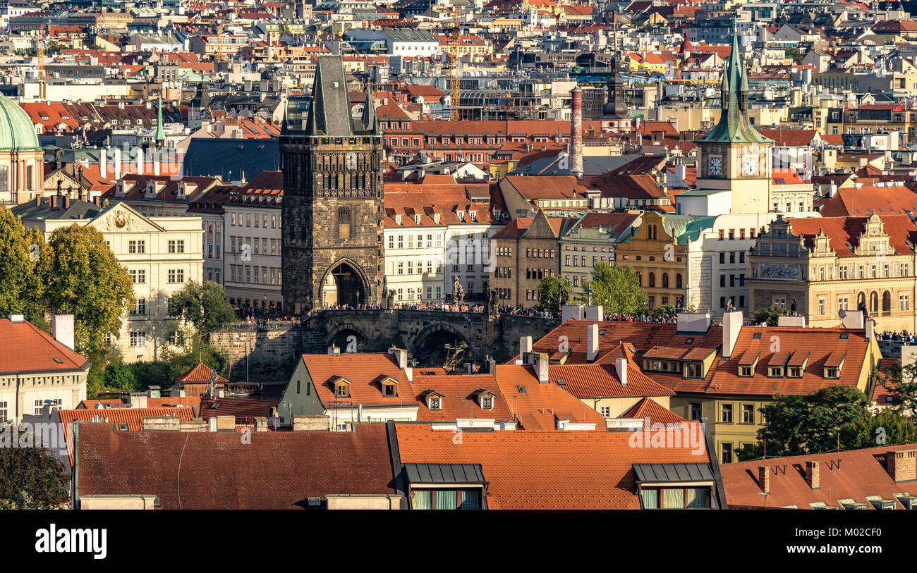 Die Karlsbrücke und der Altstädter Brückenturm vor dem Hintergrund auf die Dächer der Altstadt von Prag Prager Burg Stockfoto