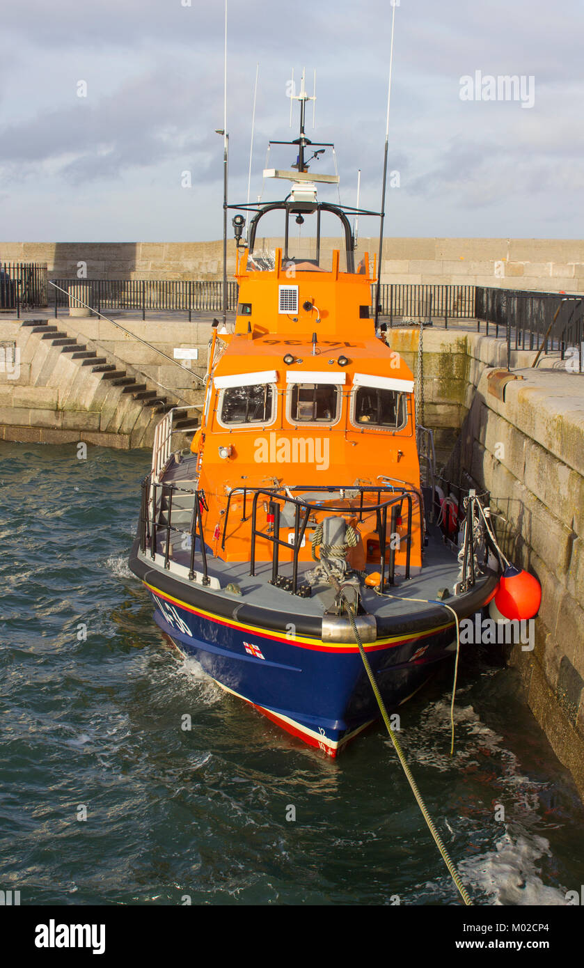 Die Trent klasse RNLI lifeboat Sächsische günstig in der Bereitschaft, am Kai in der Irischen See Hafen von donaghadee im County Down in Nordirland Stockfoto