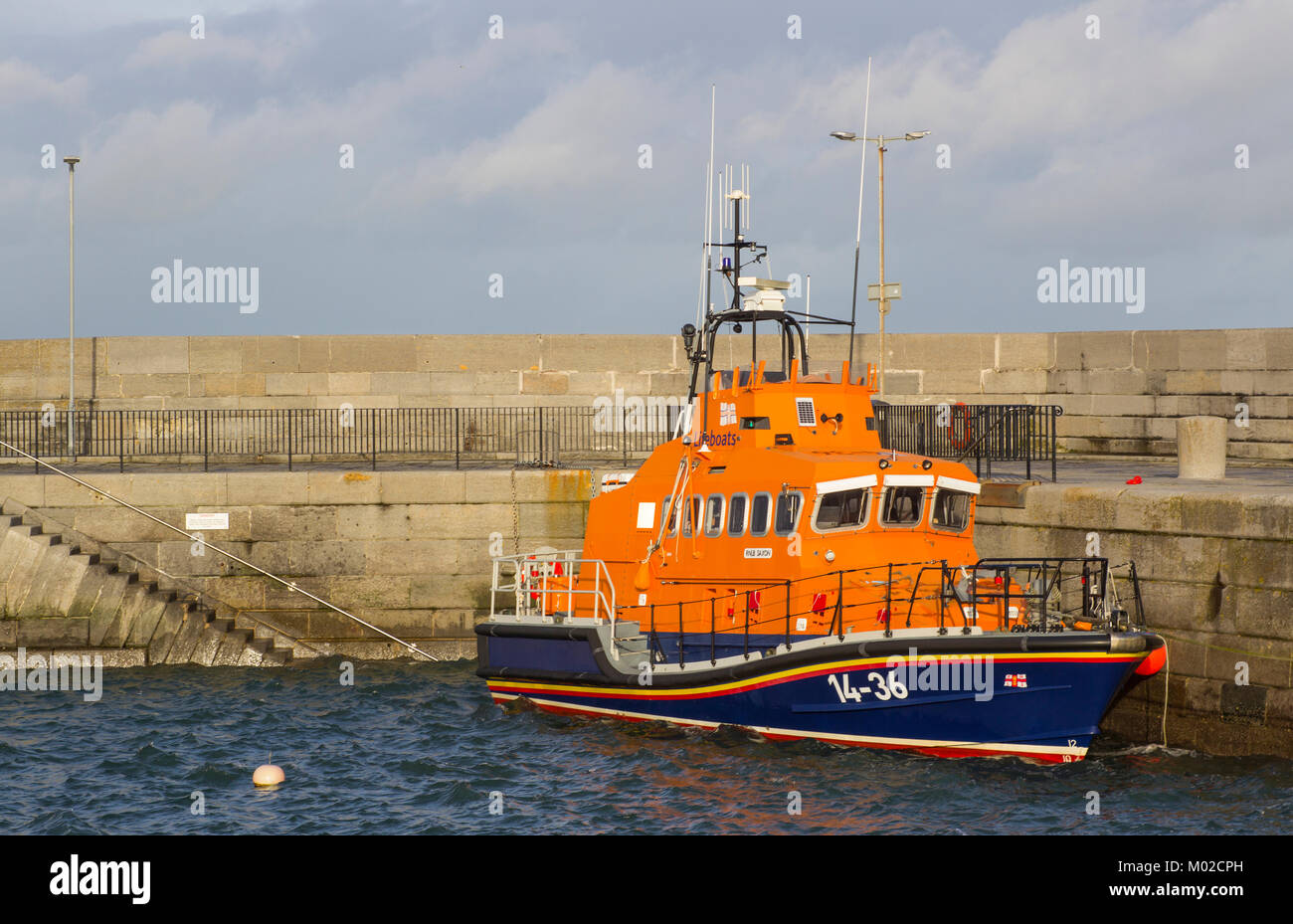 Die Trent klasse RNLI lifeboat Sächsische günstig in der Bereitschaft, am Kai in der Irischen See Hafen von donaghadee im County Down in Nordirland Stockfoto