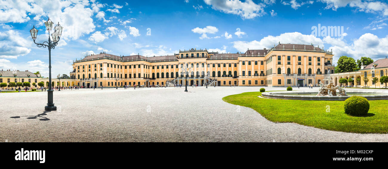 Panoramablick auf den berühmten Schloss Schönbrunn mit dem Haupteingang in Wien, Österreich Stockfoto