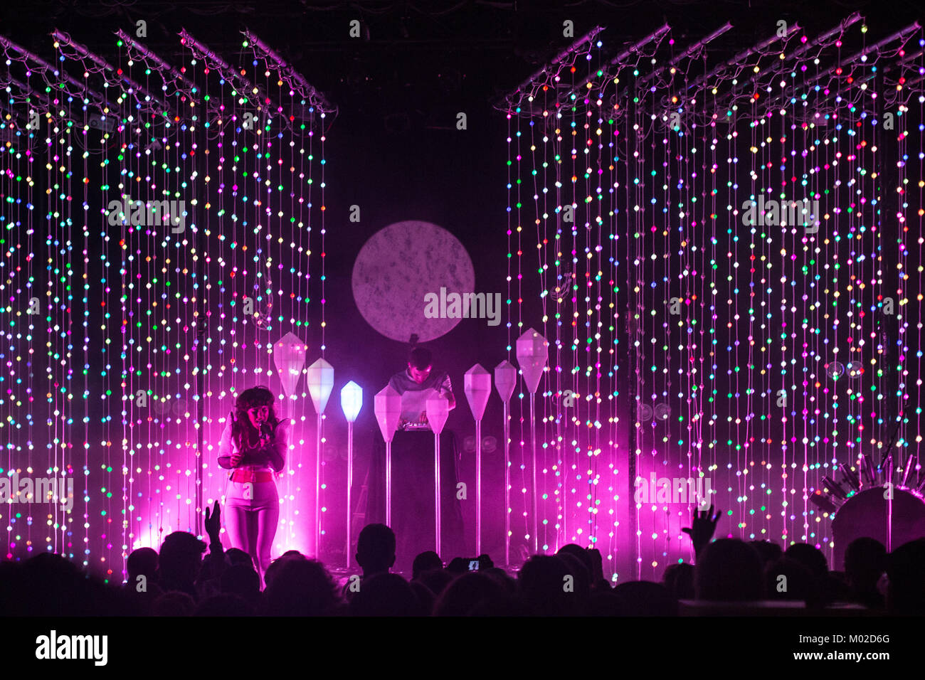 Die Kanadische elektronische Musik duo Reinheit Ring führt ein Live Konzert  im Parkteatret in Oslo. Die Dream Pop Duo besteht aus Megan James und Corin  Roddick. Norwegen, 17/04 2015 Stockfotografie - Alamy