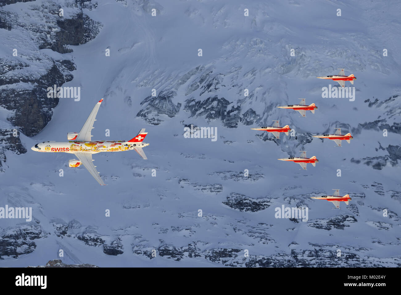 Lauberhorn/Schwitzlerand Januar 17, 2018: SIWSS C-Serie und Swis-Airforce Durchführen einer Air Show am Lauberhorn Ski World Cup. Stockfoto