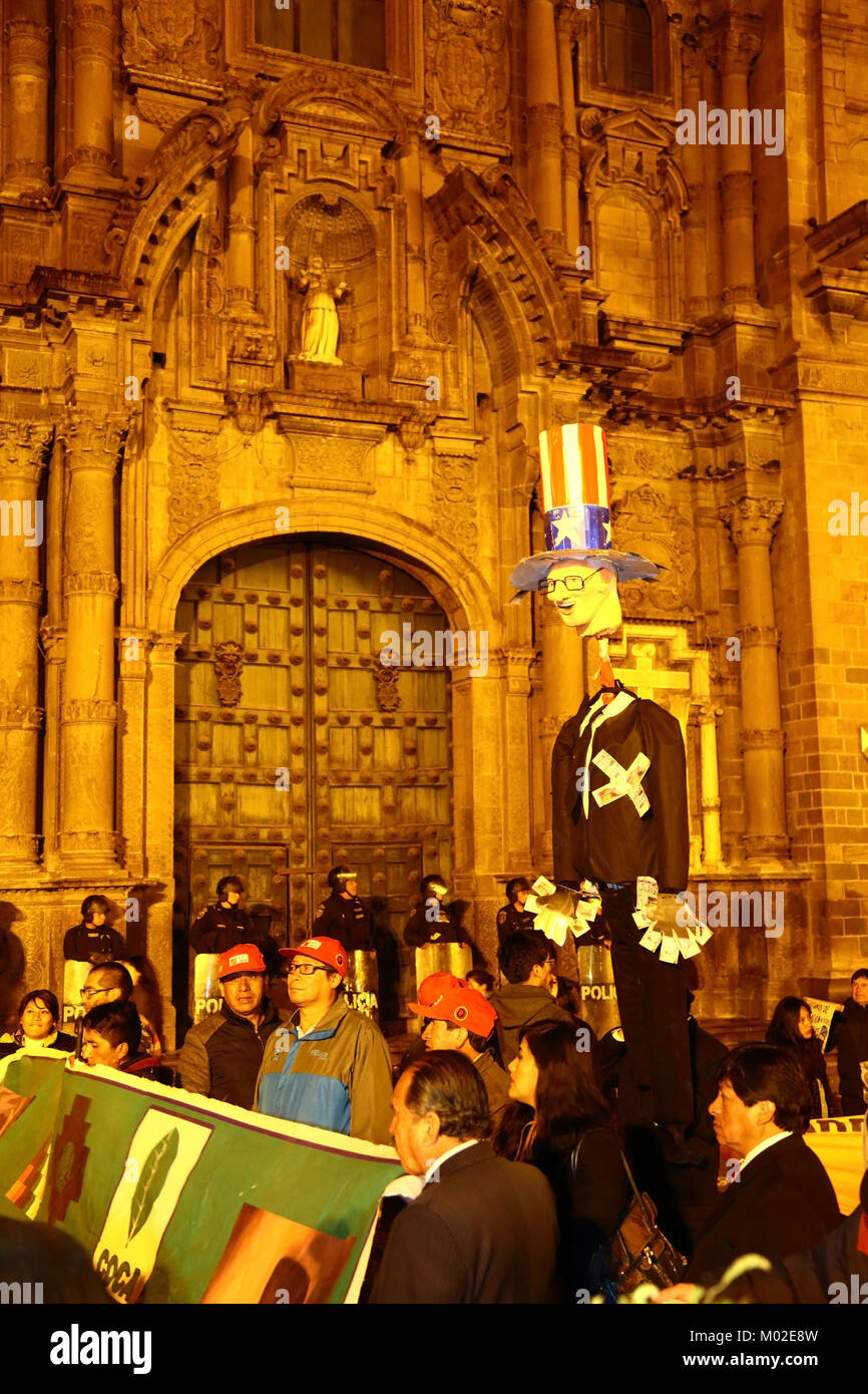 Die Demonstranten tragen ein Bildnis des peruanischen Präsidenten Kuczynski während eines Protestes gegen die Begnadigung zu Alberto Fujimori, Cusco, Peru gewährt Stockfoto