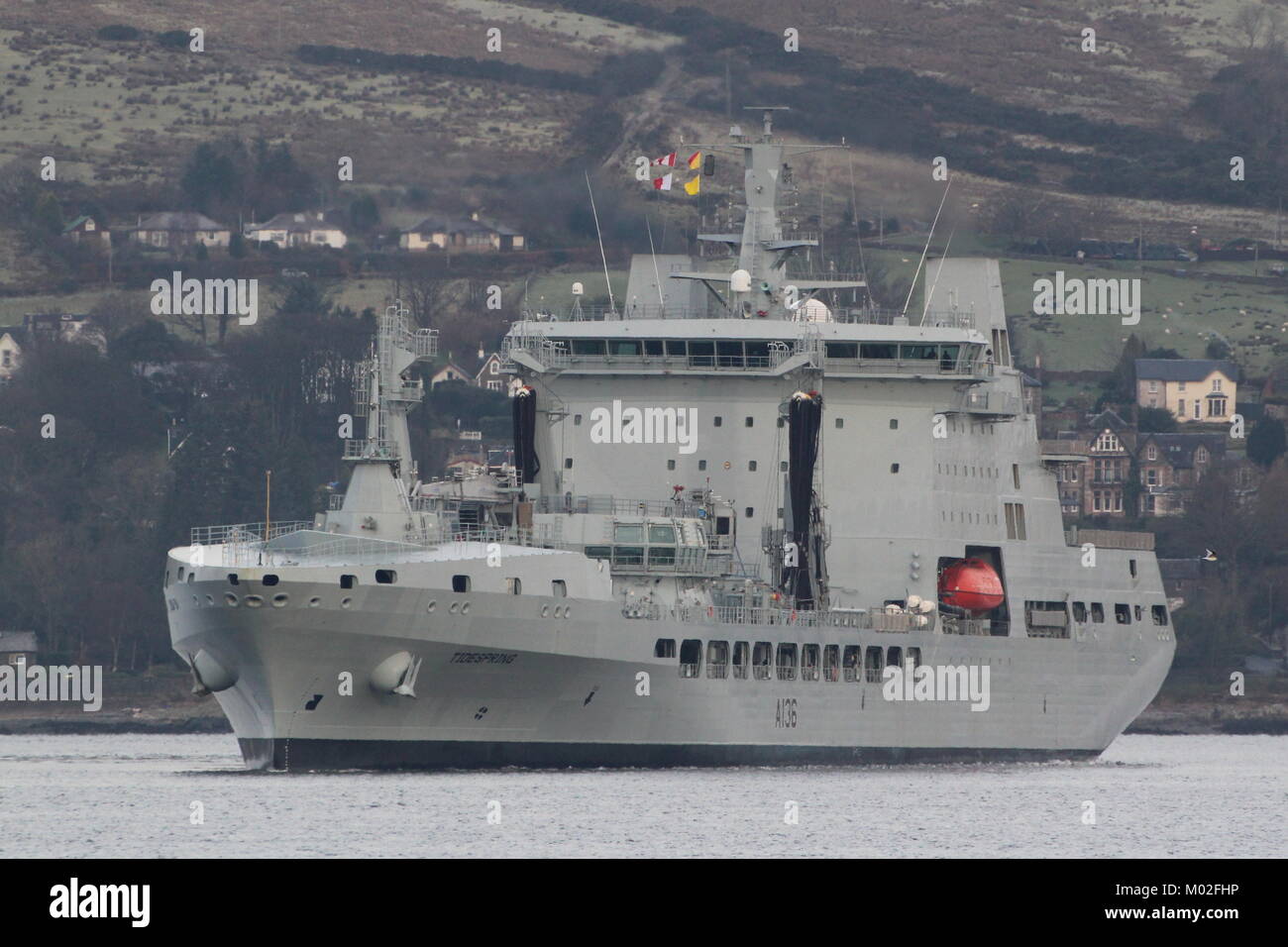 RFA Tidespring (A 136), eine Flut-Klasse schnelle Flotte Tanker durch die königliche Flotte Hilfs betrieben, während der frühen Studien über die Firth of Clyde. Stockfoto