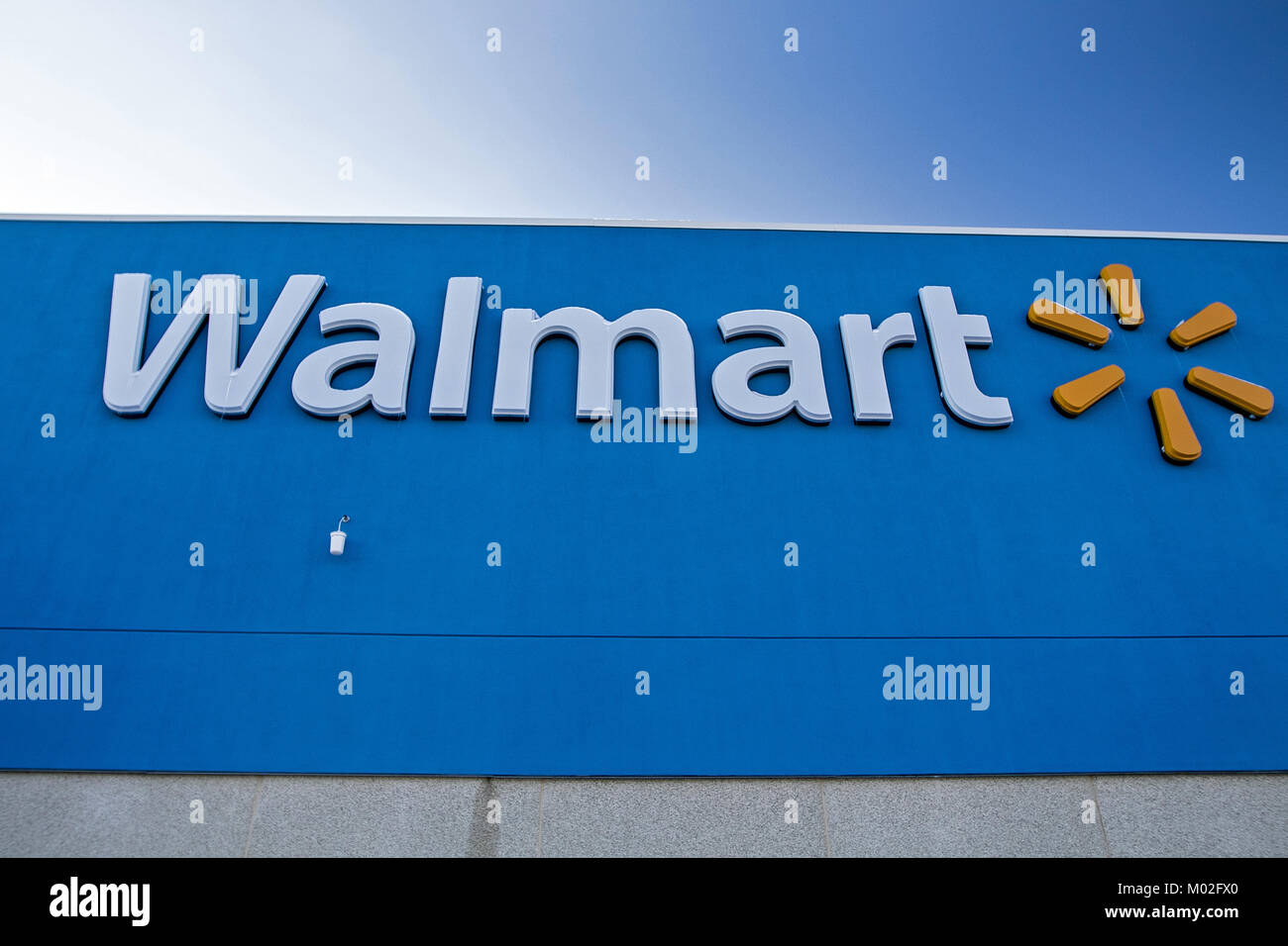 Detailansicht der Logo und Schriftzug auf einem Walmart Einzelhandel Lage. Stockfoto