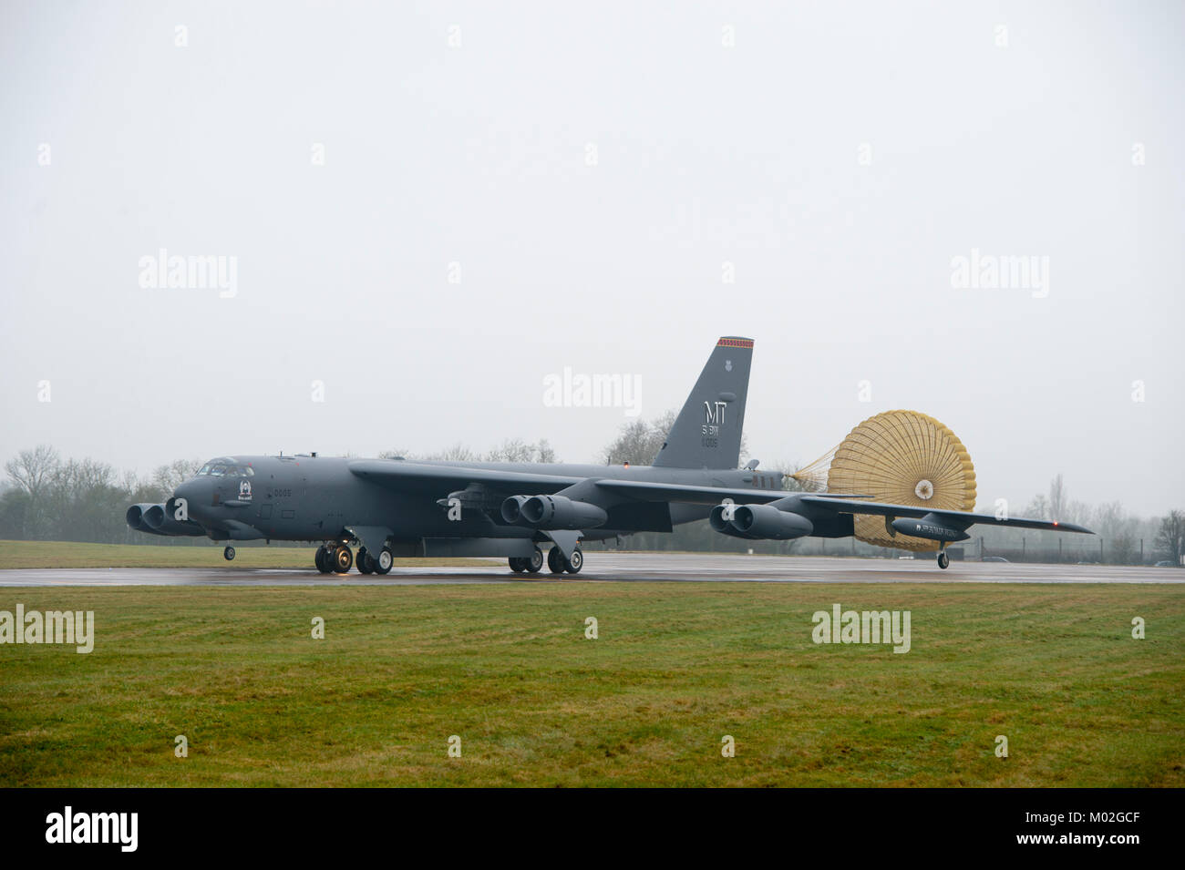 A B-52 Stratofortress von Minot Air Force Base, N.D. eingesetzt, Taxis die Landebahn von RAF Fairford, England Jan. 9, 2018. Stockfoto