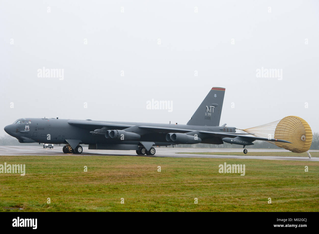 A B-52 Stratofortress von Minot Air Force Base, N.D. eingesetzt, Taxis die Landebahn von RAF Fairford, England Jan. 9, 2018. Stockfoto