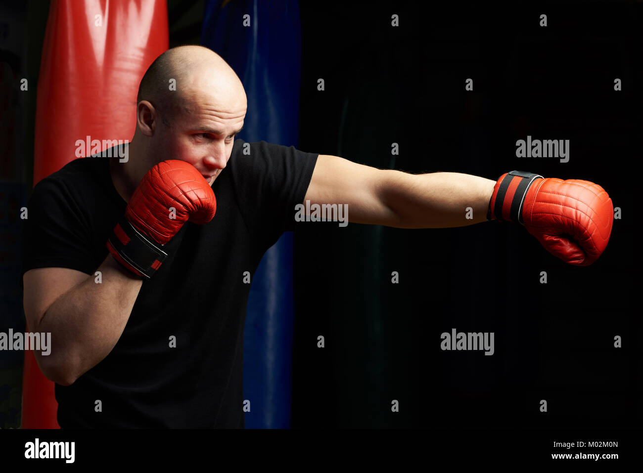 Profil anzeigen von Stanz boxer Mann. Ein fetter Mann zeigen, wie sie im Boxen zu lochen Stockfoto