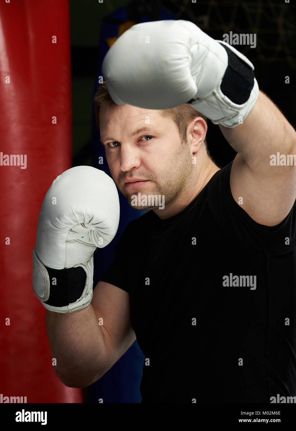 Portrait von Boxen Mann mit rised Waffen in weißen Handschuhen Stockfoto