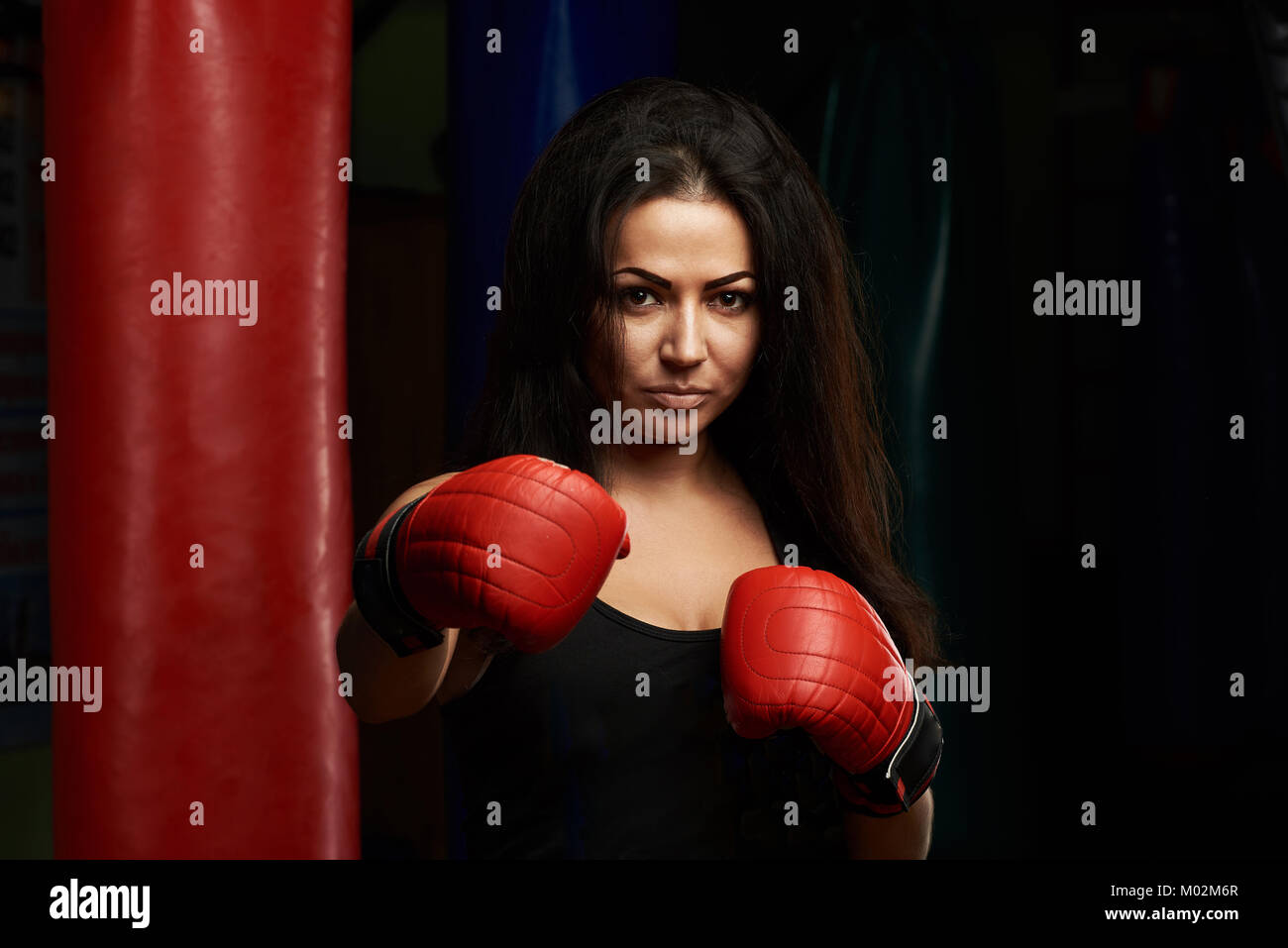 Brunette Mädchen, boxing Punch. Porträt der jungen Frau boxing Stockfoto