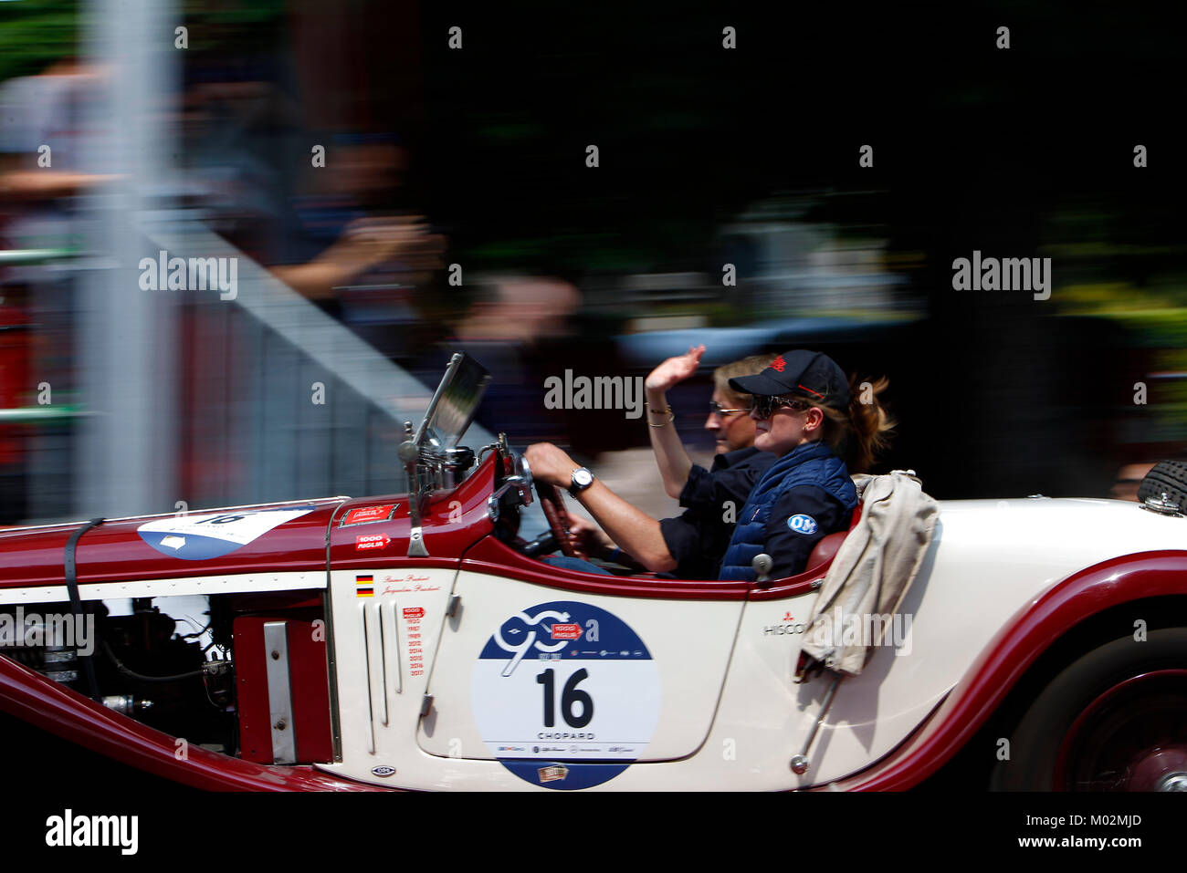 Brescia, Italien. 18., Mai 2017. Johann Georg Fendt und Corinna Fendt mit Ihrem Modell Auto O. M. 665 SUPERBA (1927), Mille Miglia vintage car Race Stockfoto