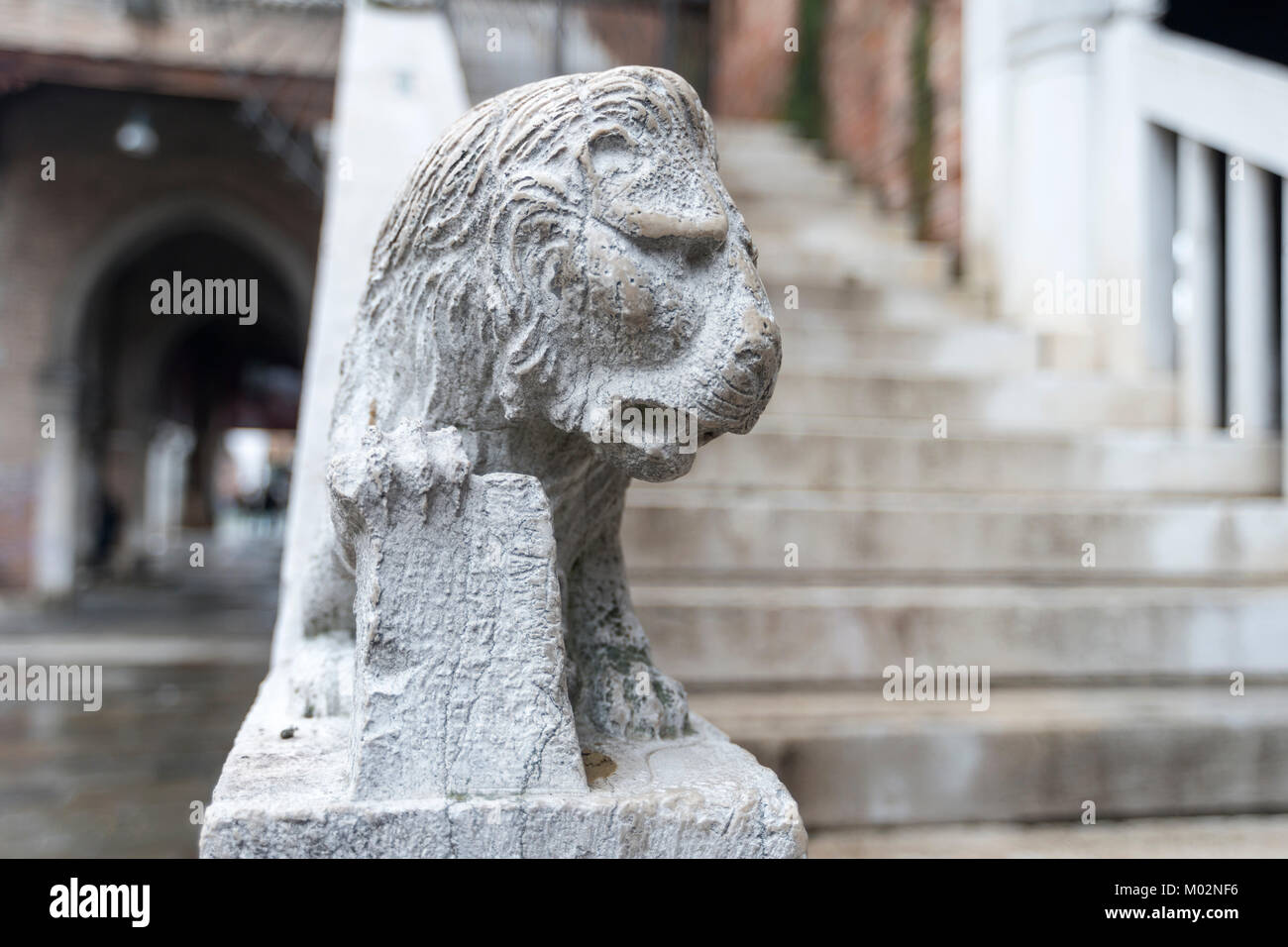 Kleine Skulptur von Lion auf handläufe der Treppe in Venedig, Italien Stockfoto
