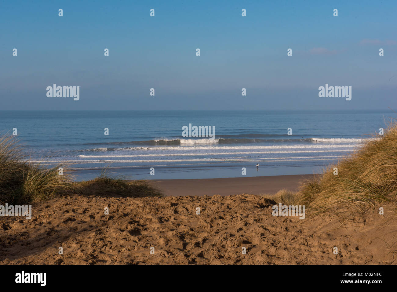 Winter Sonne und Surfen am Strand von North Devon Woolacombe GROSSBRITANNIEN Stockfoto