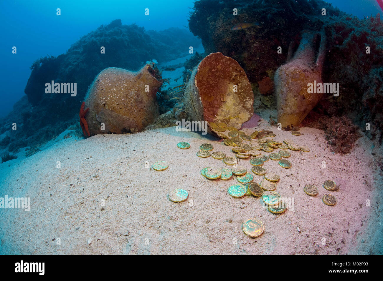 Unterwasser Schatz, alte Amphoren des 2. Jh. v. Chr. und Gold Münzen am Meeresboden, Lykia, Mittelmeer, Türkei Stockfoto
