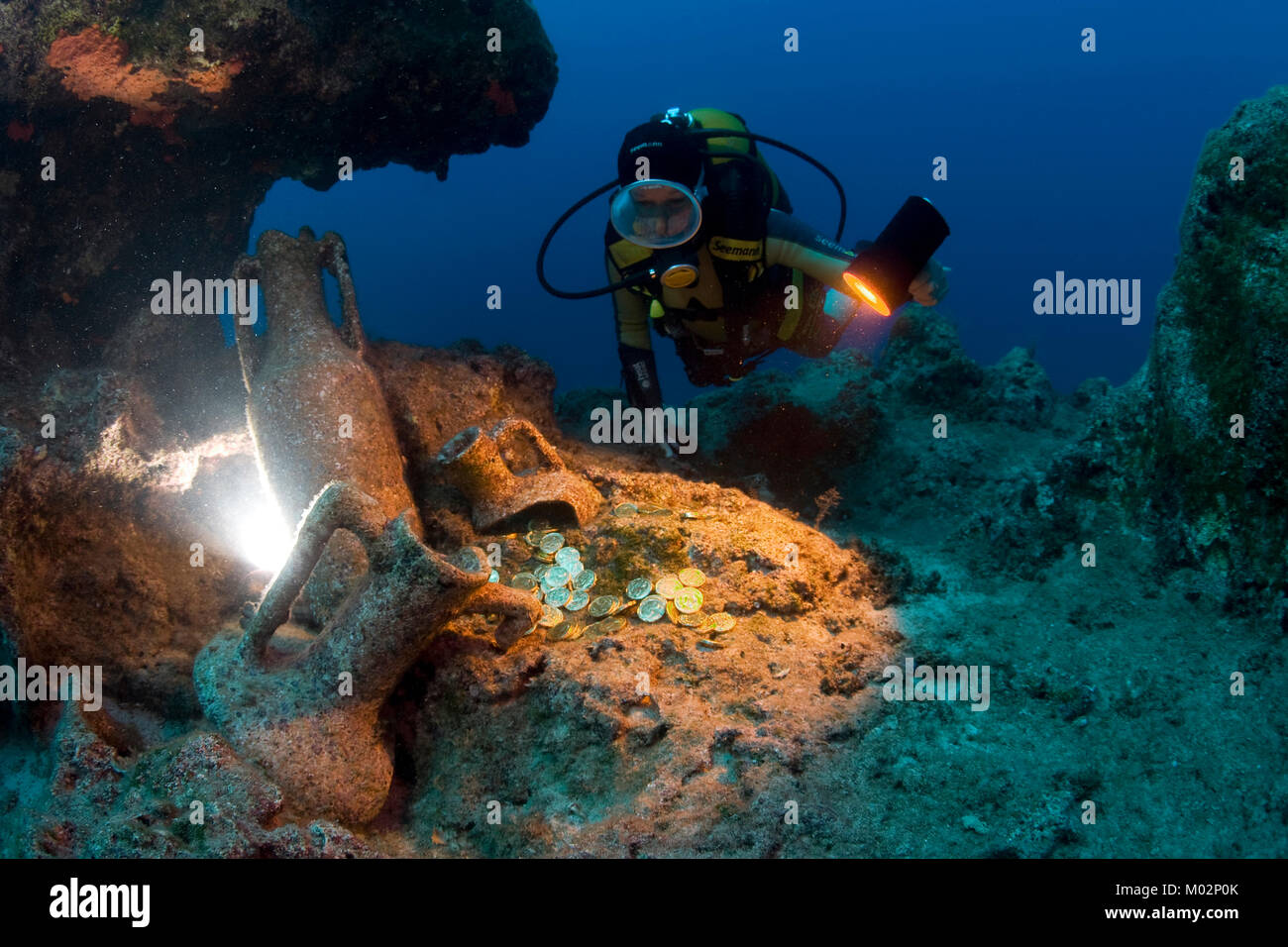 Scuba Diver entdecken Sie alte Amphoren des 2. Jh. V.CHR., Lykia, Mittelmeer, Türkei Stockfoto