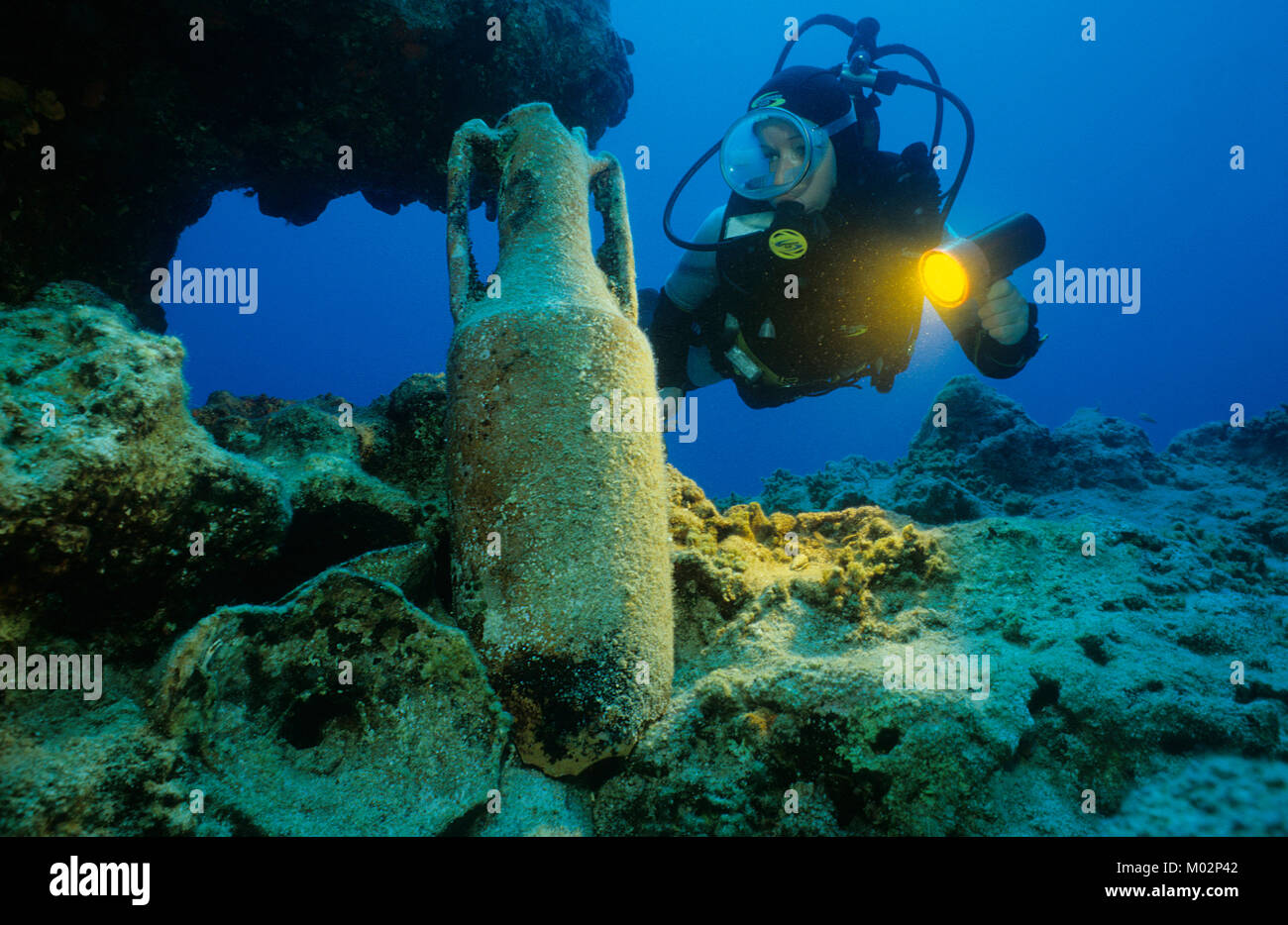 Scuba Diver entdecken Sie alte antike Amphoren am Meeresboden, Lykia, Mittelmeer, Türkei Stockfoto