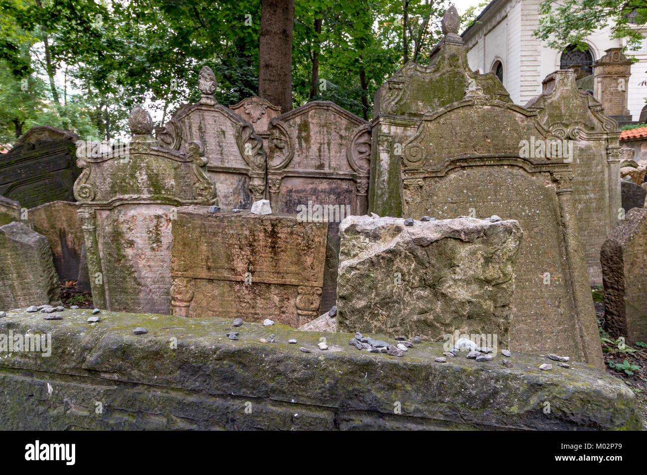 Tausende von schiefen Grabsteine auf dem Alten Jüdischen Friedhof, Prag, Tschechische Republik Stockfoto