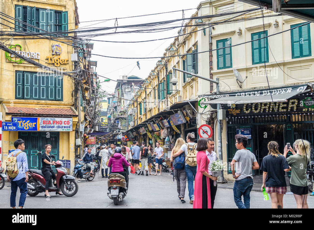 Hanoi, Vietnam - November 5,2017: Blick auf viel Verkehr in einer Kreuzung mit vielen Motorrädern und Menschen in Hanoi Old Quarter, Hauptstadt von Vietnam. Stockfoto