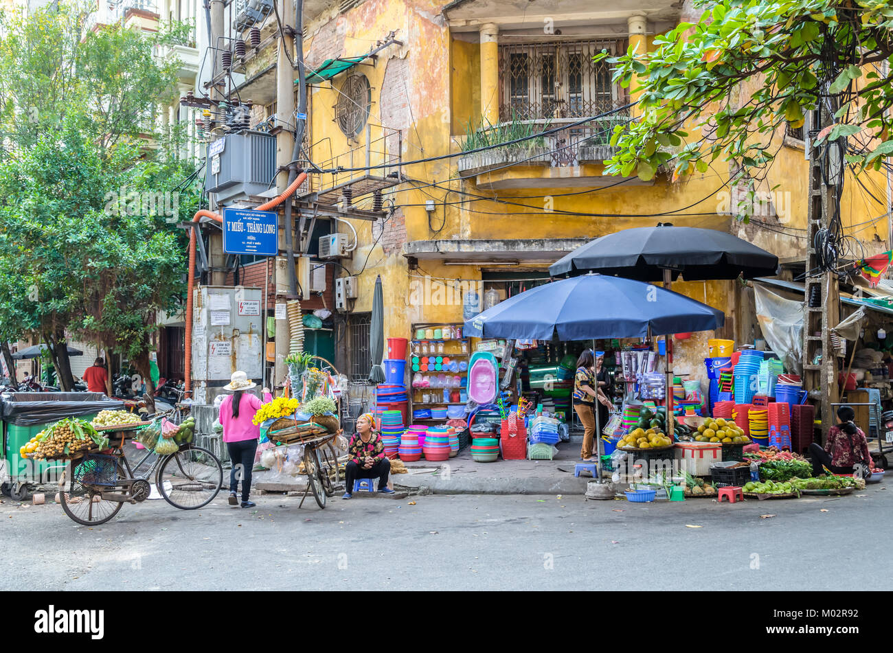 Hanoi, Vietnam - Oktober 31,2017: Lokale tägliche Leben der Morgen Street Market, Straßenhändler, die verschiedenen Arten der Früchte von Ihrem Fahrrad. Stockfoto