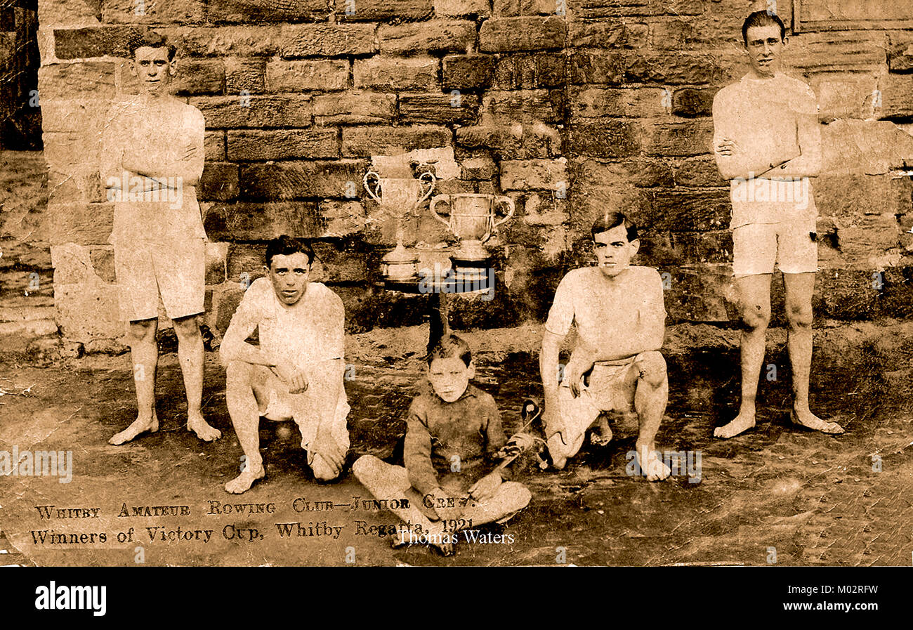 Whitby, England) jährliche Regatta - Amateur Rowing Club (gegründet 1912). Ein Gruppenfoto der Sieg Cup Gewinner 1921 - Junior Crew - Thomas Gewässer Steuermann (Mitte) Stockfoto