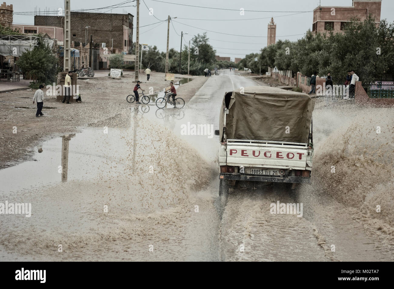 Ein Pickup Truck fährt durch Oberflächenwasser, Marokko, Nordafrika Stockfoto