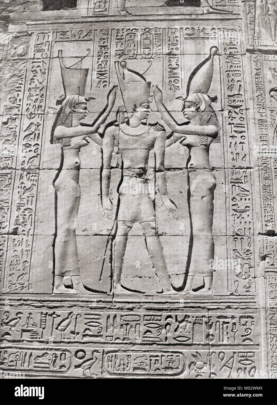 Bas-Reliefs auf dem Tempel von Dendera, Ägypten zeigt eine Ptolemäische Pharao von den Göttinnen Nekhbet und Wadjet gekrönt werden, patroninnen bzw. von Ober- und Unterägypten, mit der Double Crown dieser Herrschaften. Von den Wundern der Welt, veröffentlicht C 1911. Stockfoto