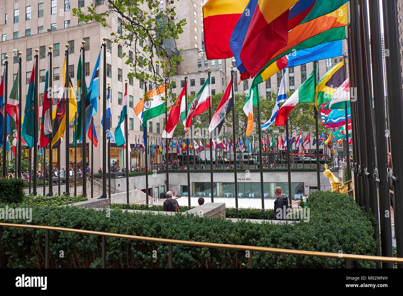 NEW YORK CITY - 29. SEPTEMBER 2016: mit Blick auf den Rockefeller Center Plaza, wo die berühmte Eislaufbahn vorbereitet wird. Stockfoto