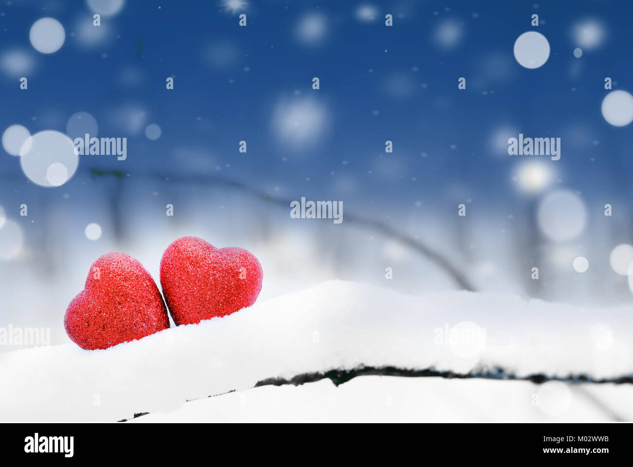 Rotes Herz auf Schnee Hintergrund. Valentinstag. Stockfoto