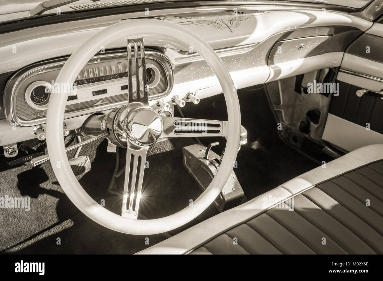 Sepia getont Oldtimer Interieur und Lenkrad Stockfoto
