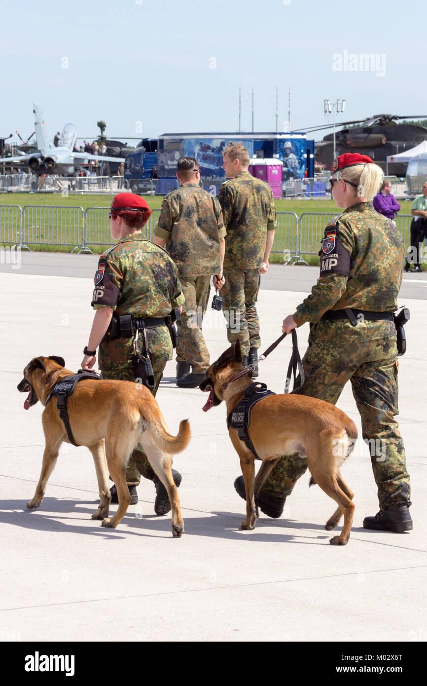 BERLIN - May 11, 2013: Deutsche Militärpolizei (Feldjager) mit wachhunde während der ILA Ereignis. Stockfoto